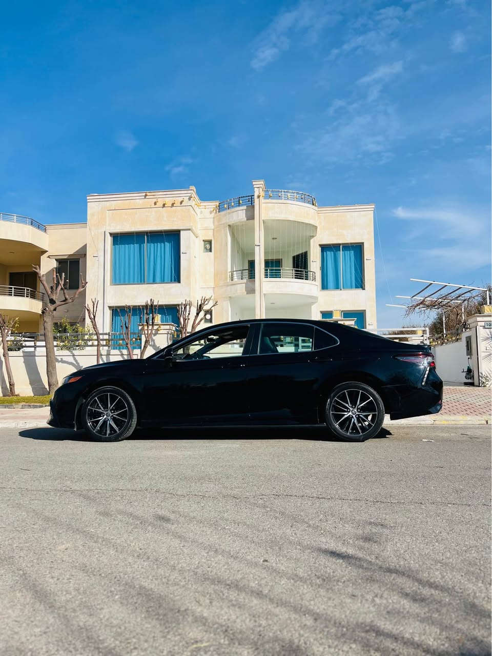 كامري ٢٠٢٢se
پشت و پێش کەپس 
كوشن جلد و كوشن كاره باي
شاشه و كاميراو رادارو
زور مواسه فاتي تر 
وێنەی حادیسەکم دانایە 
هیچ پارچەیەکی سبوخ نیە 
دەرکەی سەکن بیلاد گۆرایە و ناودەرکەی سەکن کەمەک گرتیت و پەرەشوتی دینگەی سەکن تەقیەوە سیستەم داندرایتەوە 
یەک بیست کەمتر دەرکەی پشت سەکن پەمپە 
دەرکەی پشت سایق٢ شوقتی زۆر بچوکی پێوەیە 

گيرو مه كينه به شه رت
٧٣ميل روشتوه
به ناوي خۆمە و سەنەوەی و هەزەی نوێیە 
$٢١٠وەرەقەو  کەمێک محامەله
*********** وەتسئەپ أربيل, العراق
