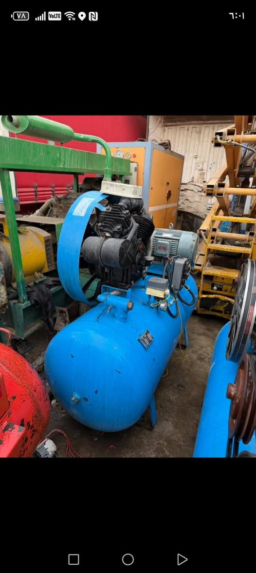 السلام عليكم تتوفر كمبريسرات هواء انكليزي إيطالي أمريكي ألماني ٥٠٠ لتر ثري فيز فقط للاتصال *********** العنوان بغداد باب الشيخ كراج الحرباوي محلات النور
