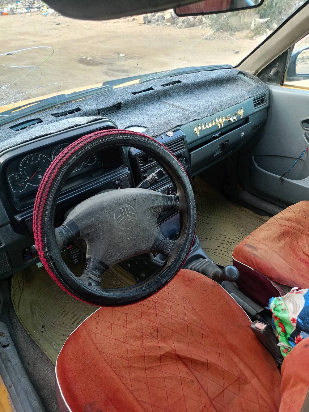 سيارة صفراء قديمة مع رف سقفي، بحالة جيدة وتحتاج بعض الاهتمام. مناسبة للتنقل داخل المدينة. السعر قابل للتفاوض حسب حالة السيارة ومكان التسليم.