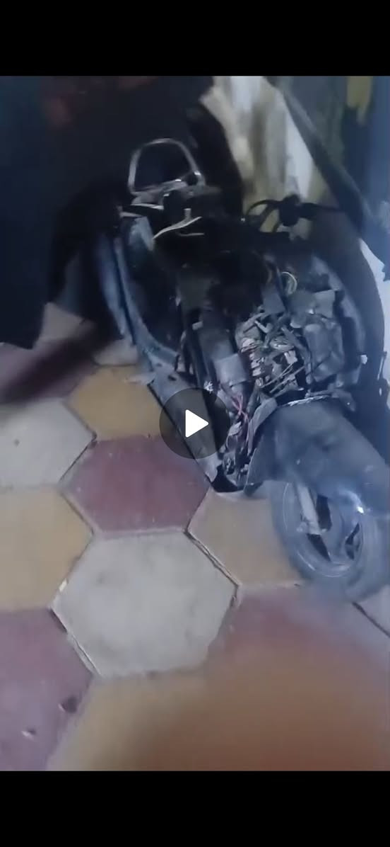 سلام عليكم دراجة بوليس مسوي بيها حادث للبيع يرادلها تعديل ويرجع سكان وصدر وترجع طبيعي
شغاله 230 الف
 مجفته مرتين ومحورة من نوزل لكابريته
دراجة كدامك شوف وراسل واتساب اي استفسار اخير مره جانت تشتغل فما بيها شي اوك
*********** 
مكاني بصرة تنومة شارع ١٦
