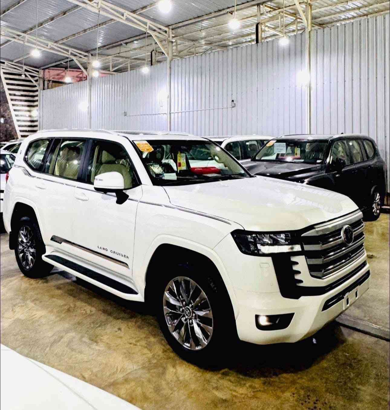 ╔═🔥♥️ مجموعة الملك لتجارة السيارات ♥️🔥══╗
🔥 العروض الأسعار نار… والأسعار راح تكون VIP لزبائنّا المميزين 🔥

☪️🌙 عروض شهر رمضان المبارك 🌙☪️

━━━━━━━━━━━━━━━━━━
🆕🚗 تويوتا لاندكروزر 2025 — الاصدار الجديد 🆕

✅الإصدار الأحدث فل مواصفات 1/1 وبأعلى تجهيز
✨ رادارات أمامية وخلفية
✨ 5 كامرات 360 درجة
✨ شاشات كبيرة بالنظام الجديد
✨ أنظمة ألامان TSS المتطورة
✨ داخل جلد فخم + كراسي المقاعد تبريد 
✨ تشغيل بصمة + تشغيل عن بعد + فتحة سقف

━━━━━━━━━━━━━━━━━━
📌 الفئات المتوفرة  🔥♥️ادللكم دلال حبايبنا الكرام 🔥

1️⃣تويوتا لاندكروز VXR .HEV هايبرد لون اسود فل 1/1
2️⃣ تويوتا لاندكروز GXR LlMTED Black Edition 
3️⃣ تويوتا لاندكروز GXR T.SS (ام الرادارات والكامرات )
4️⃣تويوتا لاندكروز VX LlMTED TSS 6 رادارت 6 كامرات
5️⃣تويوتا لاندكروز VX LlMTED TSS BLACK Edition 

━━━━━━━━━━━━━━━━━━
✅ ضمان ساس 4 سنوات أو 80,000 كم
🎁🧧16 تبديلة دهن مجانية و 16 فلتر مجاني 
💐 السعر شامل اللوحات المرورية — رقم بغداد
⛔️ البيع كاش فقط

━━━━━━━━━━━━━━━━━━
📍 العنوان: بغداد – الكريعات – نهاية شارع المعارض

📱 للاستفسار والحجز:

☎️  0772 821 1475

☎️***********  

🔥 مجموعة الملك… عنوان الفخامة والثقة والأسعار النارية 🔥
═════
