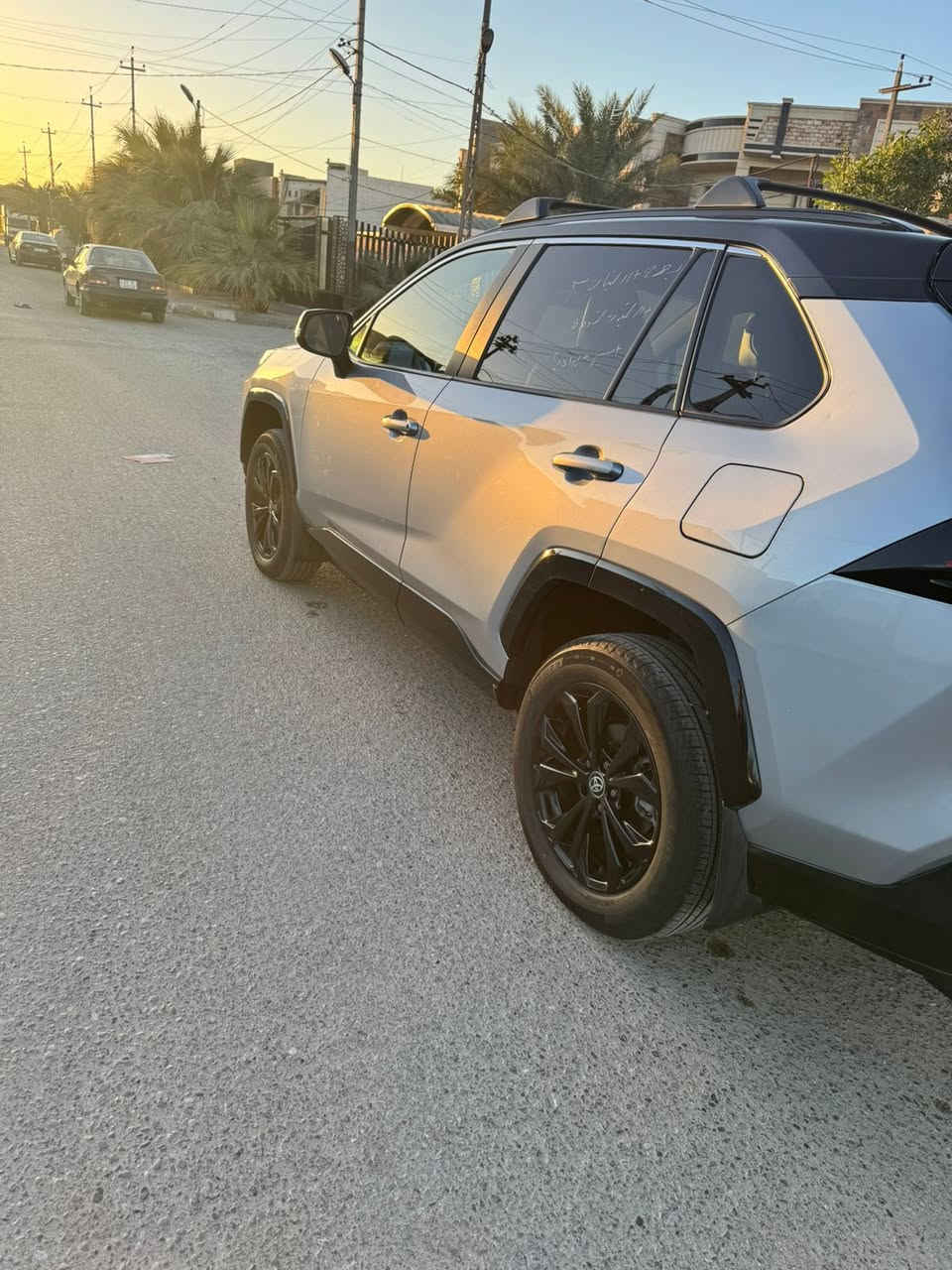 راف فور 2025 هايبرد XSE لون سلفر تو كلر 
راف فور هايبرد للبيع موديل 2025 لون سلفر تو كلر 
سقف اسود 
محرك 2500 cc هايبرد 
ثلاث انظمة قيادة 
 فتحة سقف 
بصمه تشغيل 
بصمه ابواب 
كراسي كهرباء 
كراسي جلد 
تدفئة كراسي 
اضوية اماميه زنون 
لد امامي زنون 
رادار امامي 
اوتو ستوب 
اوتو هاند بريك 
شاشة digital 
كاميرا خلفيه مع تحديد مسرب 
كاميرا خلفيه ع المرايا الوسط 
شاشة GBL كبيرة مع سماعات GBL
صندوق خلفي كهرباء 
تحكم ستيرن جهتين 
ستيرن تدفئة 
النقطة العمياء بالمرايا الجانبية
دفع رباعي 
بلوتوث اوامر صوتيه 
عداد السيارة 6 الاف 
تبديل جاملغ يمين وبنيد ودعاميه نفس  اللون 
السعرر 230 
( اعتذر عن المراوس للبيع فقط )
للاستفسار الاتصال .

‏‭***********
