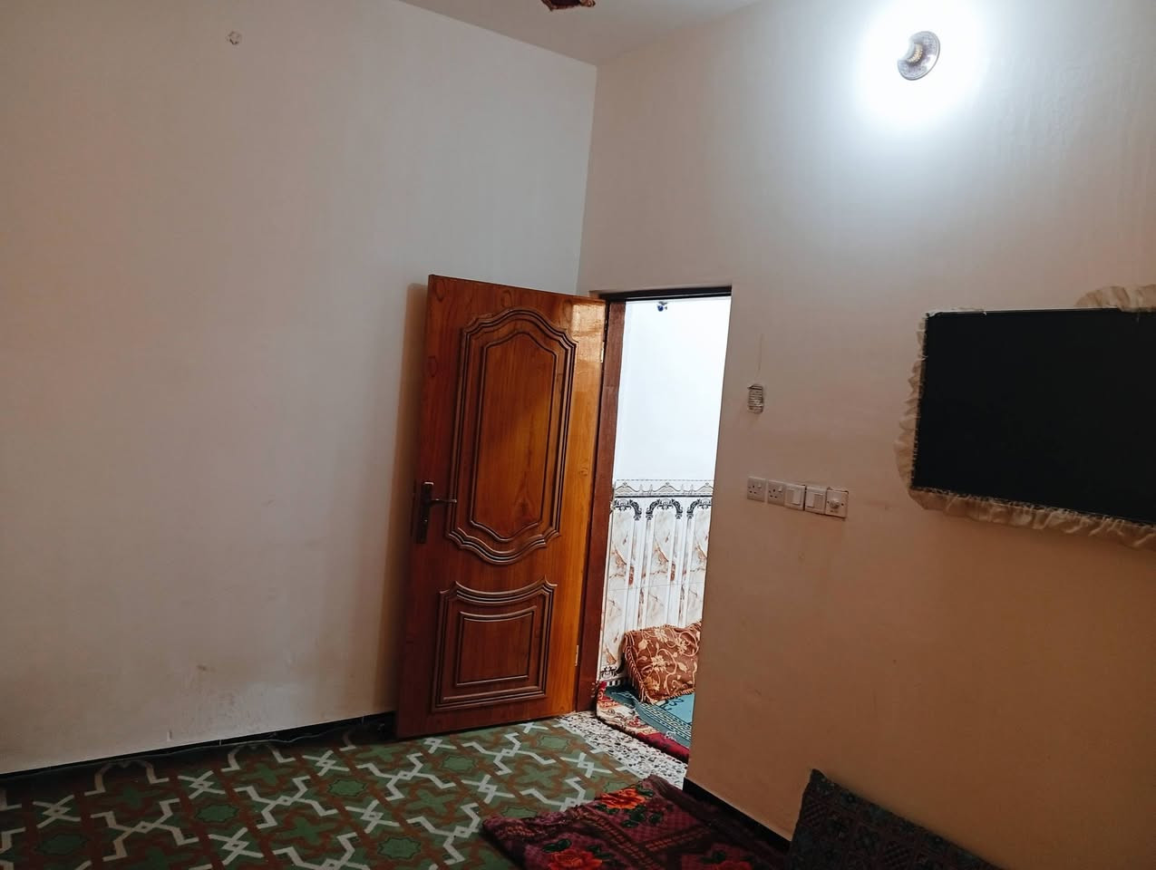 السلام عليكم
100متر طابق اول كامل مفتاح وكامل الخدمات في الامن الداخلي للبيع المباشر والمبادرة 
يحتوي علئ اسقبال وصاله ومطبخ وحمام داخلي وحمام خارجي 
وللاستفسار ***********
