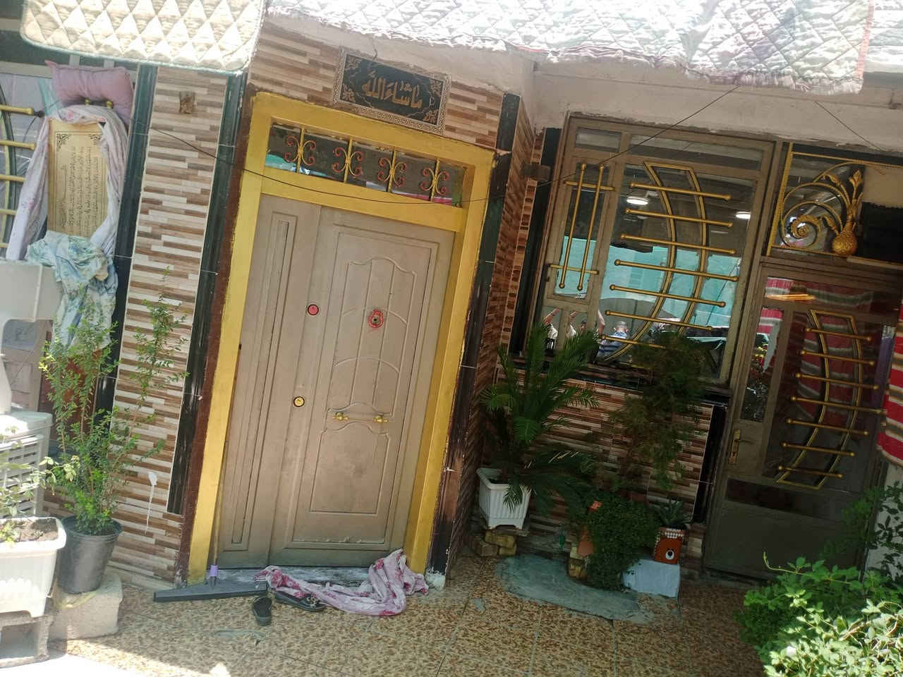 سلام عليكم بيت للبيع مساحه 140 متر سقف ساندويش تأسيس كهرباء جديد ويا منضومه كامرات و بنكات سقفيه وجداريه بيت متكون من حمام واستقبال ومطبخ وغرفه نوم وصاله داخليه للاستفسار ***********
