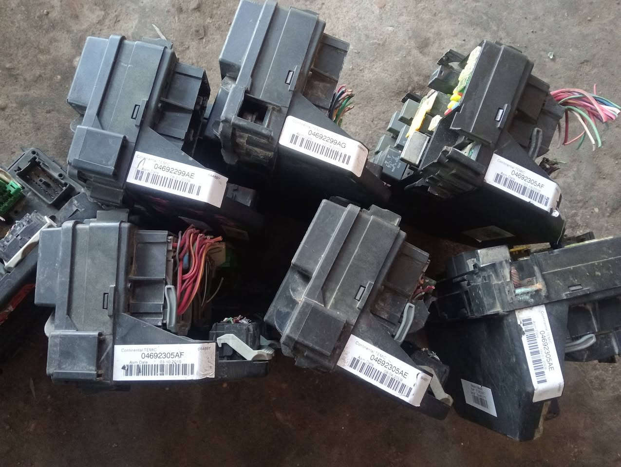 قواعد فيوزات حاويه دوج كرفان من موديل 2011/2020
جمله مفرد واتساب 

***********
