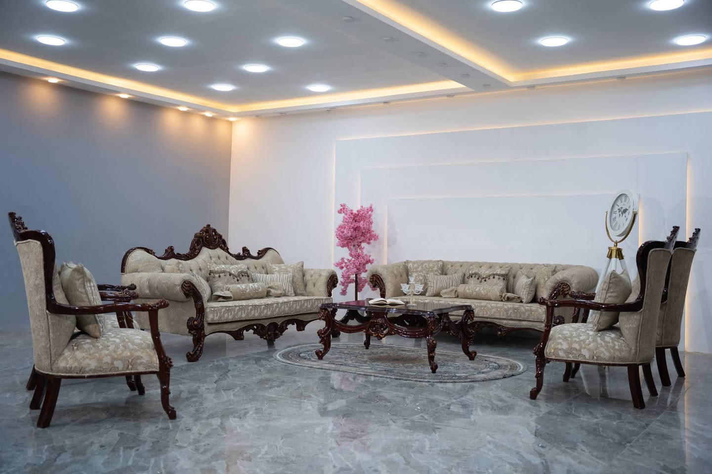 تخم ملكي ريتال مكانه بصره
السعر مليونين و ٩٥٠ الف 
تفاصيل:
خشب زان اصلي
صبغ حراري
قماش خاولي + ستن مطرز
اسفنج سوفت طبي

قياسات:
(الكرويتة بالتاج)
الطول 230cm
العرض 90cm
إرتفاع 120cm
(الكرويتة بدون تاج )
الطول 230cm
العرض 90cm
إرتفاع 85cm
عمق المقعد 62cm
(الكرسي)
الطول 74cm
العرض 70cm
إرتفاع 118cm
عمق المقعد 53cm
(الطبلة الوسطية)
100cm*67cm
إرتفاع 50cm

Code:252


**إذا كنت صاحب هذا الإعلان وتريد حذفه لأي سبب، رجاءا أرسل رسالة إلى الدعم الفني**