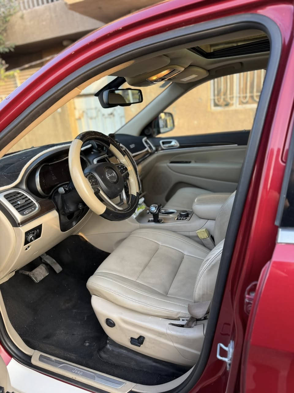 سلام عليكم جيب لاريدو موديل 14 خليجي رقم بغداد  السياره بسمي تحويل اب اي مكان احولك  مكفوله كفاله عامه 
فتحه سقف بصمه تشغيل لايتات LED تبريد ثلج امامي وخلفي محرك 6 3600 بصمه الابواب ثنينهن بيه بصمتين السرعه عداد او دجيتال تحكمات استيرن وشفتات المقاعد الاماميه كهربائيه كير طياره  حساسات خلفيه مانع تزحلق السياره  مكانه بغداد رقمي  ***********السعر 233 موجود السونر ماله
