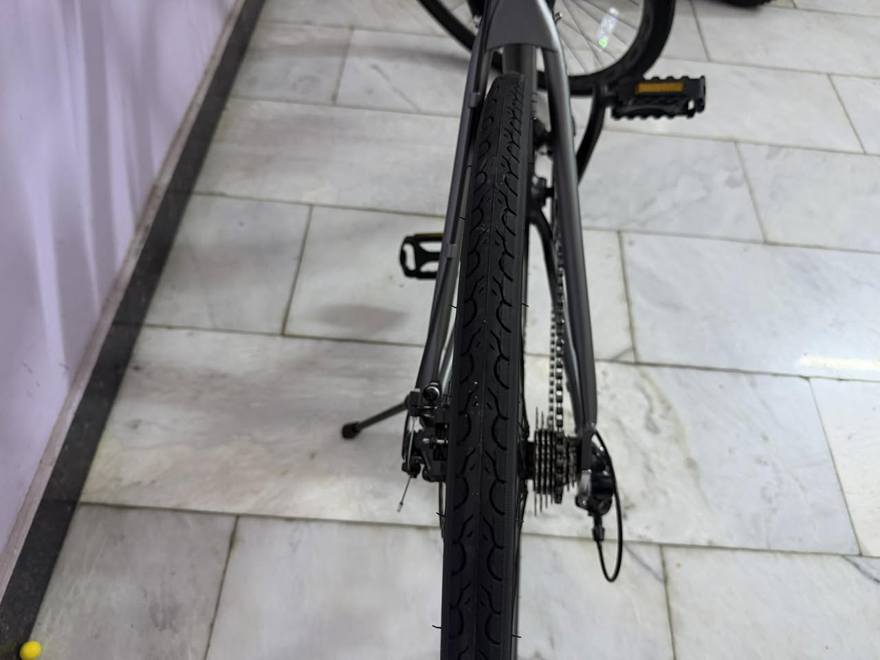 السلام عليكم إخوان العزاء
Goose GT 360 دراجة نوع. 

700c

بلكامل المنيوم امانه جديدة كلش نظافه 100‎%‎ بس هذن الشخطات بيهة مئشر  عليهة يمكن طالع بيهة مرتين او ثلاثه مرات
مكاني زيونة 
ابيع بدون اكسوارات. سعر قفل 300الف

لتواصل ***********
