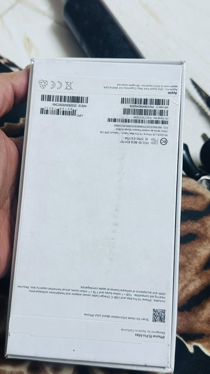 ايفون 15 برو ماكس امريكي
دبل سيم كارت 
ممبدل بيه اي قطعه 
وكع مني والشاشه صار بيها فطور
وكامت تعلك بس هي شغاله وبلاديه
دبل سيمكارت امريكي
256
بطاريته 95
الجهاز الشاصي مالته كلش نضيف
كدام عينك
بغداد  سعره 525
***********
