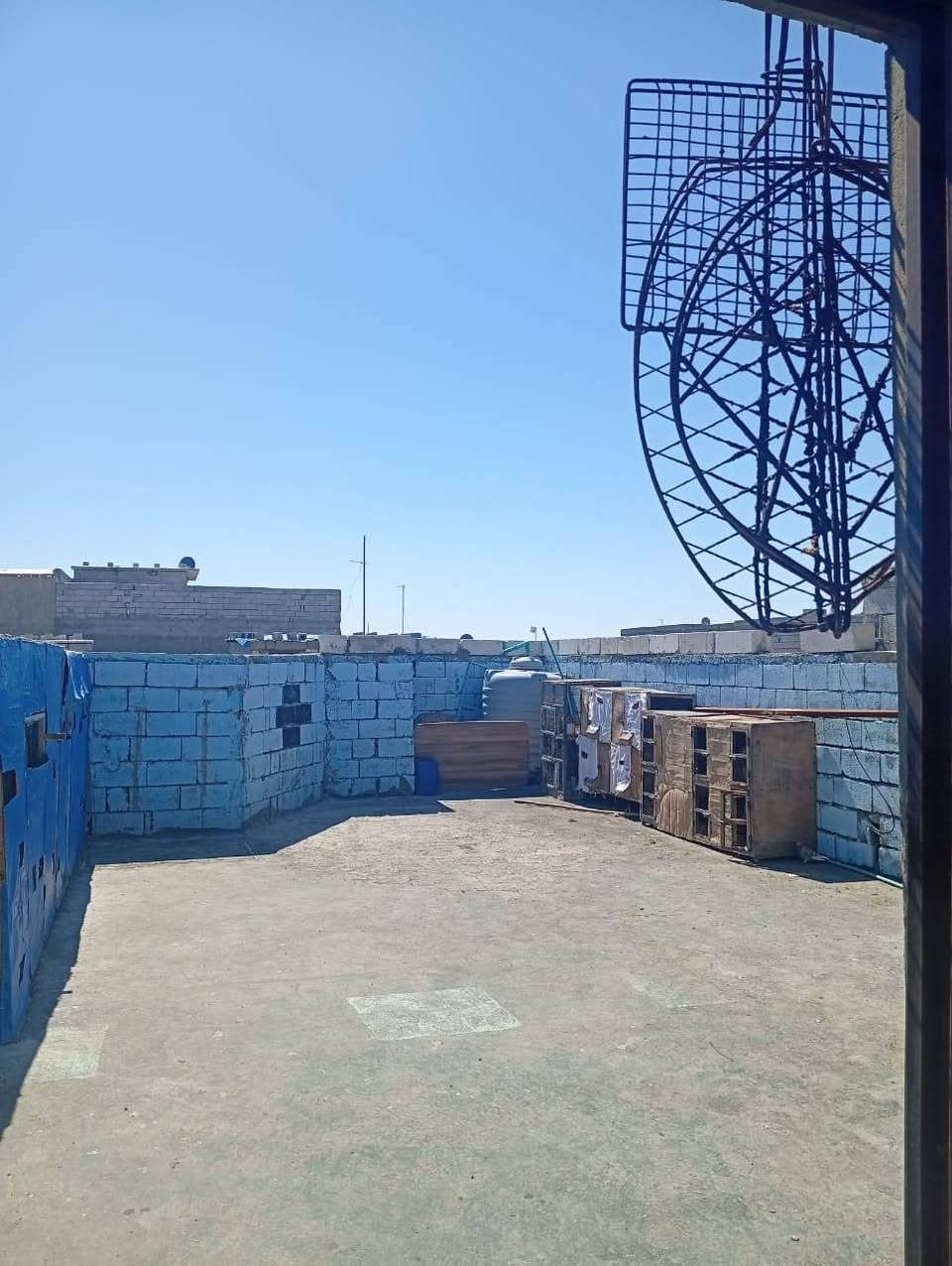 بسم الله الرحمن الرحيم يعلن مكتب عقارات الاخوين عن دار للبيع بصره قضاء شط العرب منطقة اليوبه طابو صرف زراعي بسم عراقي المساحه 125متر استقبال وغرفتين ومطبخ وصاله ومجموعة صحيات للستفسار على رقم ***********
