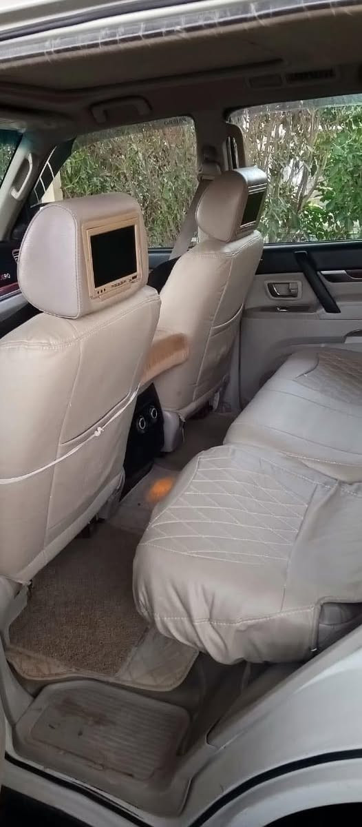 السلام عليكم باجيرو للبيع  موديل ٢٠٠٨كفاله عامهً السياره محدثه ٢٠١٥ مناقصها شي كامله علا اخر حبايهً مكينه كير مكفول السعر ١٢٥ ***********
