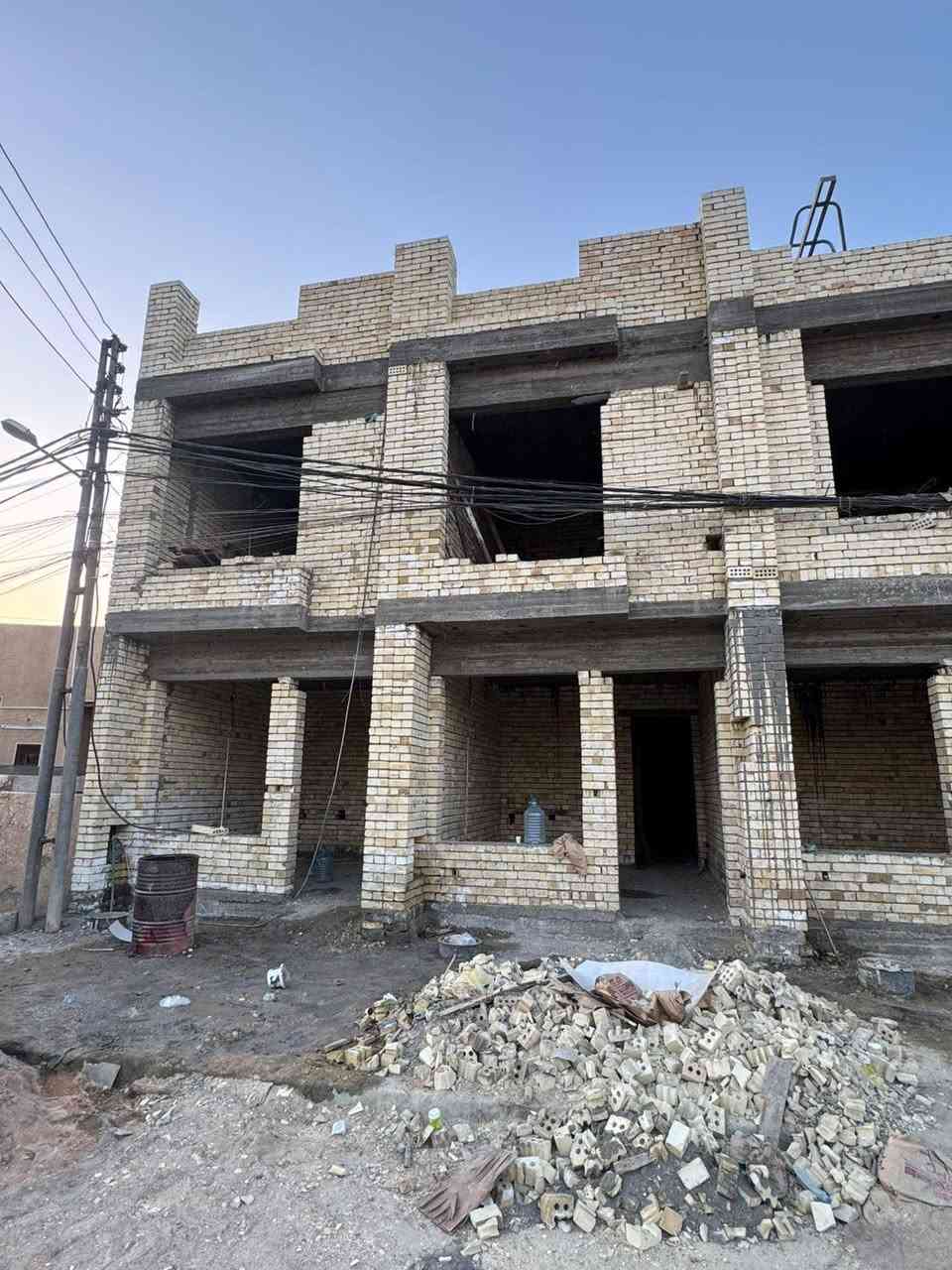 مشتملات  عدد ( 2 )50 متر
ومشتمل واحد 60متر للبيع 🏡🏡🏡

كل مشتمل ثلاث طوابق 3غرف نوم و3صحيات 

علئ شارع 20متر رصيف 4متر 

بناء مستقل غيرمشترك 🏚️🏚️🏚️

 50متر واجهه4متر  
نزال 13متر 
60متر واجهه واجهه 5متر نزال 13متر  

بناء حديث درجه اولى 
يحتوي على صاله ومطبخ وحمام 
الطابق الثاني
غرفتين نوم.  حمام. عدد 2
طابق الثالث غرفه نوم وسطح امامي 

العنوان :: بغداد حي الجهاد الضباط مربع الذهبي خلف الشارع العام مباشر 

الاستفسار *********** مكتب الشهم للعقار 🏫
