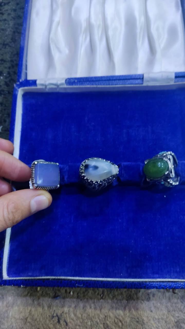 مجموعة من الخواتم ذات الاحجار الكريمة الي يريد يتواصل رقم الواتساب ***********
