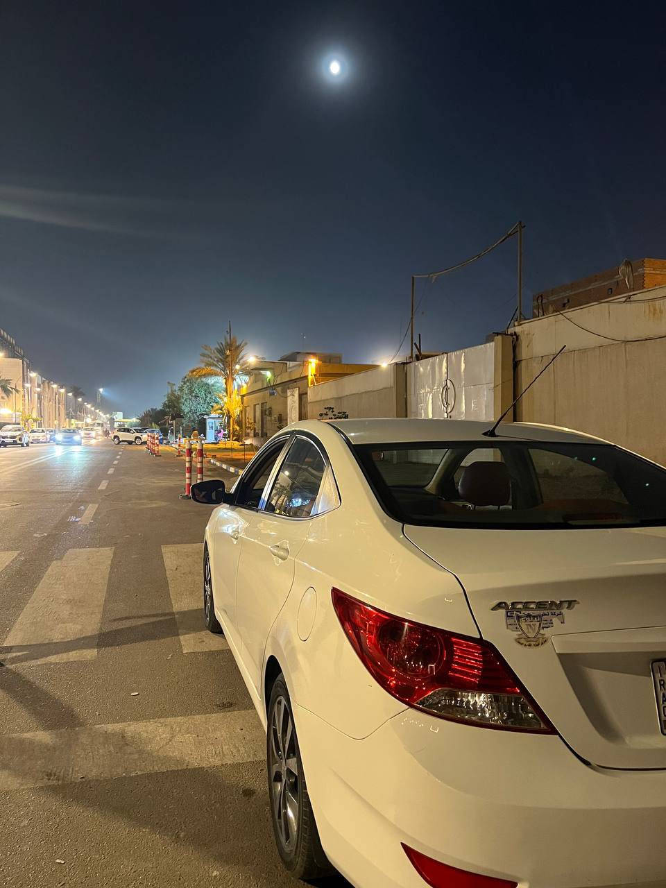 أكسنت موديل ٢٠١٥ ، محرك ١٦٠٠ خليجي ، ويل كب حجم ١٥ ، فتحه سلايد ، سنتر لوك ، عداد ٦١ ألف كيلومتر قابل للزيادة ، داخل لون بيج ، كشنات تغليف درجة أولى ، أطارات تخم ، بطارية جديدة ، أدامة منظومة الوقود (فلتر ، فيت بمب ، نوزلات ، بلكات ، مجاول) 
الضرر/ فطر بالزجاج الأمامي ، رصعات بهلال الجاملغ الخلفي جهة اليمين ، سيارة مال بيت واستخدام خفيف ، السعر (12 ألف $) ، مكان السيارة بغداد/المنصور ، للأتصال بعد ال٧ مساءآ: ***********
