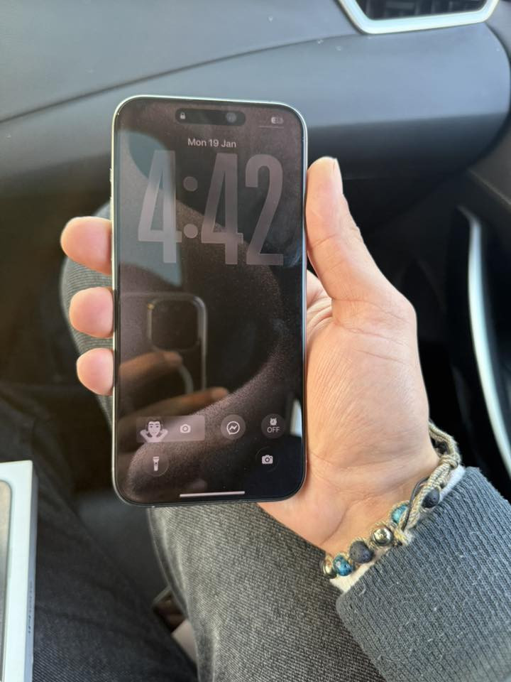 سلام عليكم ايفون 15 برو ماكس جهاز جديد بمعنى الكلمة بطارية 89 ذاكرة 256 كامل ملحقات مكفول حتى من الشخط على ايدي الجهاز حتى وصل الشراء عندي شرق اوسط 
مكاني بغداد حي الجهاد
***********
السعر ٩٩٠ وبي مجال
