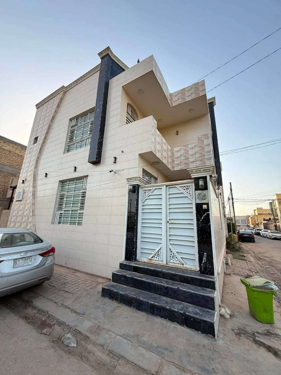 🏡 دار للبيع 🏡

#بيت_للبيع_النجف_حي_الجامعة_منطقة29 ✨
🔥 موقع مميز جداً ركن ومقابل حديقة 🔥

( 🔴 تابع التفاصيل الكاملة 🔴 )

_________________:

دار #مستخدم_نظيف جداً وشغل فول 🔥

📐 مساحة الدار: 100 متر
📏 الأبعاد: 10 × 10
🏠 الدار طابقين
🛏 عدد غرف النوم: 4

__________________:

📍موقع الدار: النجف – حي الجامعة – منطقة 29
📍ركن شارع 15 وشارع 10
📍مقابل حديقة تابعة للدار 🌳

🟦 إليكم #تفاصيل_الدار الكاملة 🔶
➖➖➖➖➖➖➖➖➖➖

✅ بناء حديث سنة 2022
✅ مستخدم استخدام نظيف جداً
✅ بناء وشغل فول للأخير
✅ تصميم عصري مرتب
✅ تقسيم مريح للعائلة
✅ موقع راقي وهادئ
✅ تهوية ممتازة وإطلالة حلوة
✅ يحتوي على مبردة مركزية ❄️

———–:

🔸 الطابق الأرضي يحتوي على:

🔹 غرفة نوم
🔹 صالة كبيرة
🔹 مطبخ
🔹 استقبال
🔹 مجمع صحيات
🔹 طارمة

———————––––––––

🔸 الطابق الثاني يحتوي على:

📌 3 غرف نوم
📌 صالة
📌 مجمع صحيات

➖➖➖➖➖➖➖➖➖

💰 السعر مرتب جداً ومناسب مقارنة بالموقع والبناء

📞 للاستفسار أكثر يرجى الاتصال أو المراسلة 🔰

📍مكتب اليسر للعقار والمقاولات العامة
النجف الأشرف – حي السلام
سايدين أبو دجاج – قرب حي الجامعة
مقابل مأكولات شيخون

📲 واتساب – اتصال
***********

📲 واتساب – اتصال
***********

⤵️______________⤵️

🏗️ مستعدون لتنفيذ البناء حسب الطلب
لدينا كادر هندسي متخصص بأحدث التصاميم العصرية الحديثة

تصميم - تنفيذ - إشراف - مقاولات عامة

✨ احصل على عقار أحلامك معنا ✨

بإدارة:
نصير الأسدي & المحامي حسين الأسدي

#عقار
#النجف
#حي_الجامعة
#دار_للبيع
#بيوت_النجف
#عقارات_النجف
#مكتب_اليسر
#مقاولات
#بيت_حديث
#استثمار
#حي_الجامعة_النجف
#بيوت
#عروض_عقارية
#شراء_بيع
#النجف
