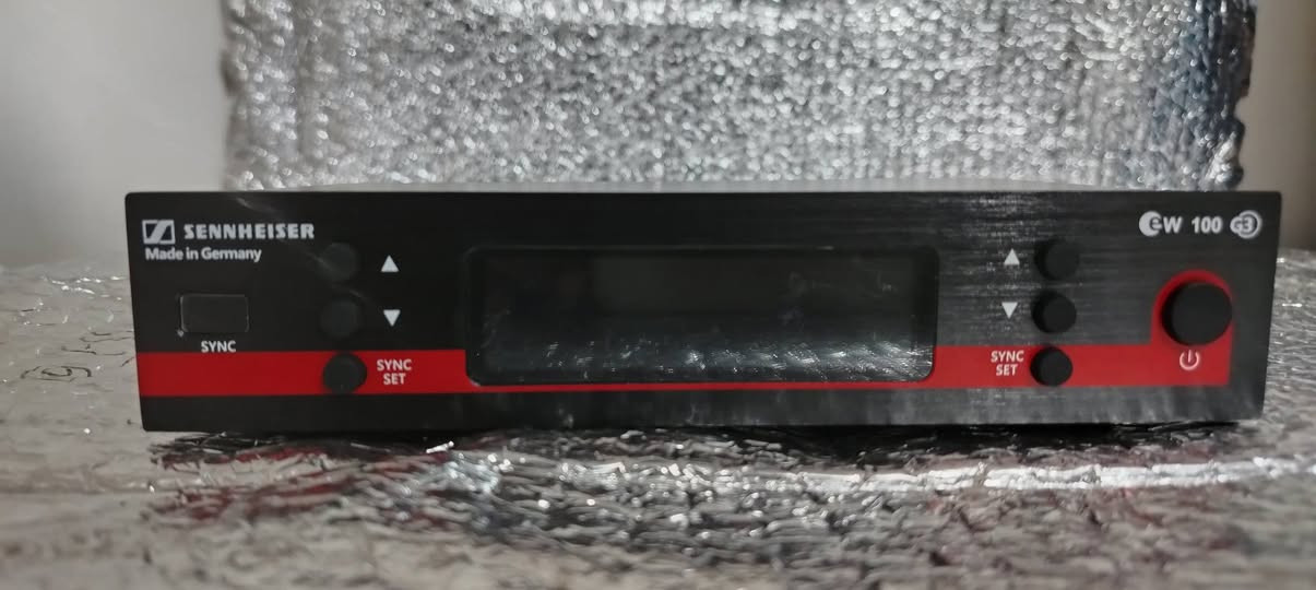 السلام عليكم ورحمة الله وبركاته مايكات لاسلكي دبل يده من شركة SENNHEISER الماني الجيل 3 باله جديد بكارتونته وجيسه مامستعمل شرط صوت ونقاوه ودفع كلش راقي بمعنى الكلمه اي استفسار هذه رقمي ***********اخوكم وخادمكم ملا عصام الكربلائي
