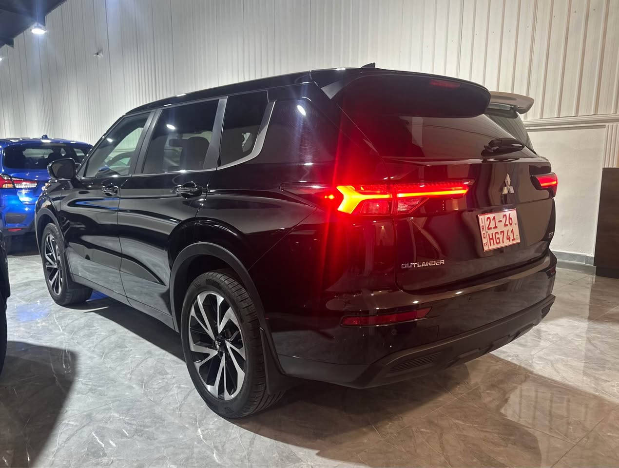 متسيوبيشي اوتلاندر 7 راكب AWD
موديل : 2024
السعر : 200  بي مجال 
العداد :  24  الف 
الضرر :  ضررها كم موضح في الصور رقم شاصي  داخل المنشور 
مواصفات : 
_محرك 25 تتفس طبيعي
_ تشغيل بصمة 
_ 7 راكب + مقاعد تدفئة
_ هاند بربك بصمة
_ اوتو هولد
_ كير ماوس
_5  أنظمة قيادة 
_ تبريد قطعتين 
_ فور ويل
_ مثبت سرعة شفتات ستيرن تنمير عادي
_ لايت وبك لايت ليد
_ رادار امامي
 _مرايات كهربائي
 _ فول تحكم ستيرن
_ نقطة عمياء
 _شاشة كبيره
 _ويل كروم حجم 19 
رقم كاتي: كلفة الرقم ١٥ ورقة بسم المشتري 
العنوان: كركوك / شارع المعارض 
شركة سلام جلال فرع كركوك 
للاستفسار : *********** كركوك, العراق
