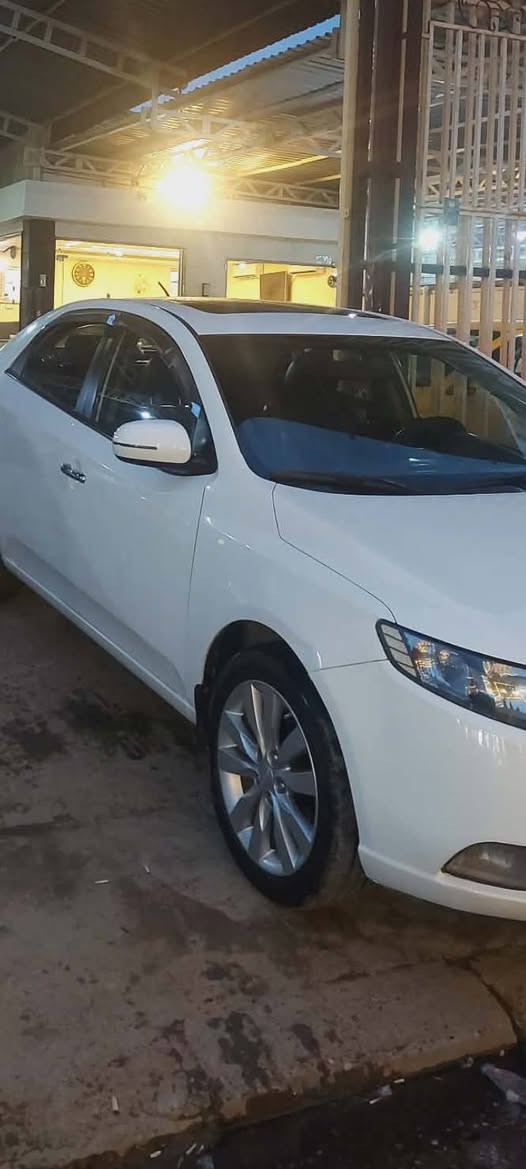 سيراتو 2013 فول مواصفات محرك ما مفتوح وضع شركةبها صبغ مثل ما موضح بالصورة وبها تكات حالوب السعر 115 والسيارة جاهزة وبدون اي نقص 
الاتصال والاستفسار ***********
