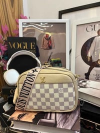 شنطة كروس • LV • ٢٢×١٥