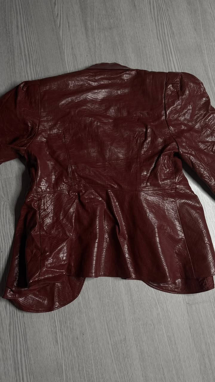 اللوووون🔥🔥🔥
هاي القطعه جلد اصلي ماركة SHEIN اصليه

لونها قرمزي شكله رهييب كلش

القطعه كلش نظيفه
نسبة نظافتها 99% فقط تحتاج كوي

قياسها M

سعرها 25 الف


**إذا كنت صاحب هذا الإعلان وتريد حذفه لأي سبب، رجاءا أرسل رسالة إلى الدعم الفني**