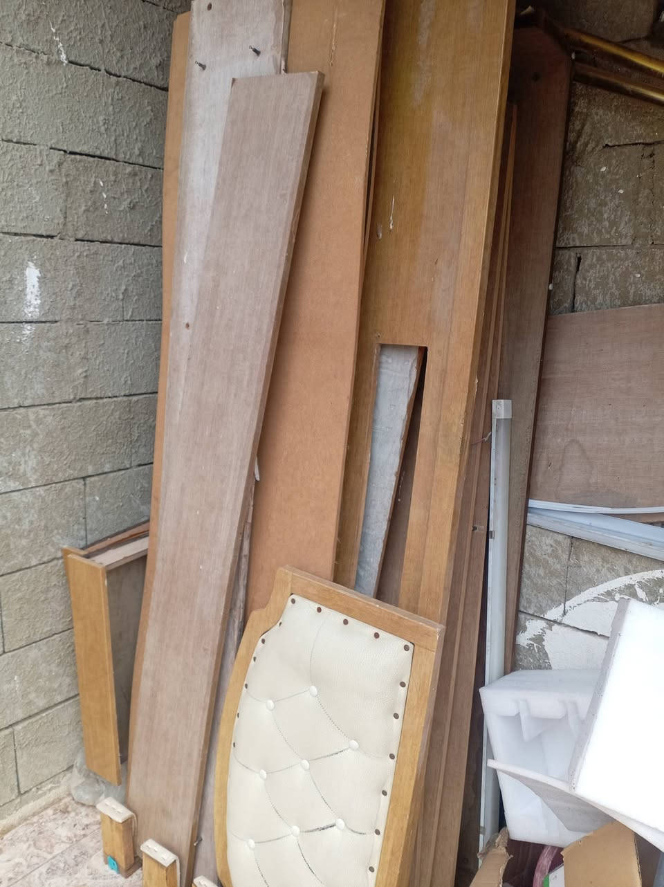 للبيع 
تخت نفرين صيني ينحل وينشد 
حي صدام 
***********
واتس اب 
40 الف
