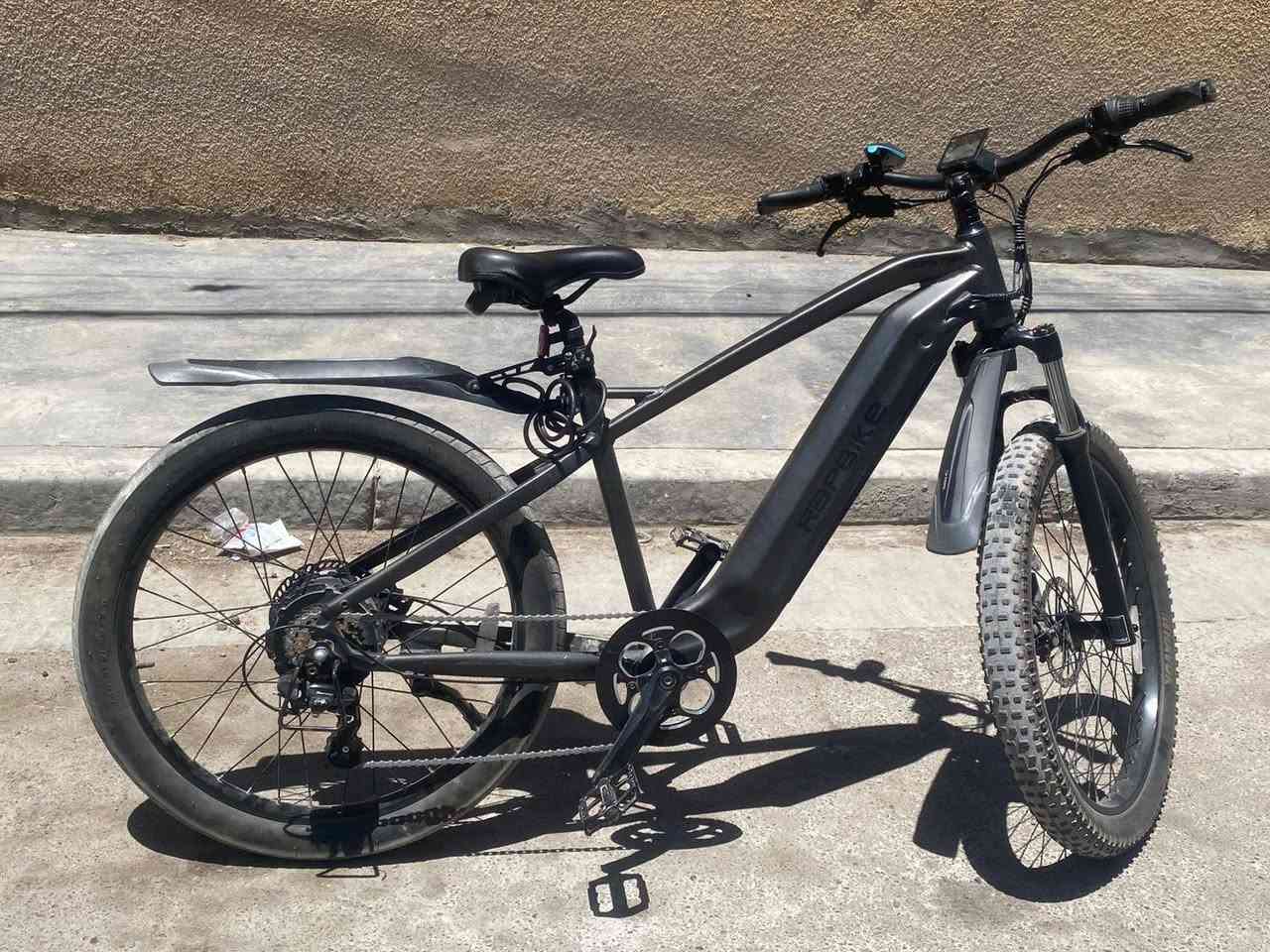 السلام عليكم

بايسكل كهربائي (E-Bike)
من براند RAPBIKE مصمم بشكل جبلي (هجين) 

محرك كهربائي 750 واط بطاريه ليثيوم 700 واط  مدمجه تنطي 48V 
-البطاريه يمكن قفلها بمفتاح وفتحها للشحن
شاحنة أصلية 
يحتوي على نضام مساعد للسرعه الدواسه ومستويات للسرعه ويحتوي على شاشه رقميهLCD (بيها ضربه فقط بل شاشه) تعرض السرعه والمسافه المقطوعه ومستوى شحن البطاريه منضومه 

ناقل حركة 7 سرعات 

البريكات دسك 
اليدات هايدروليك

دبلات قابلة للقفل

البايكسل ماشي 350 ميل فقط
 اللون اسود نفطي لامع
نضافة 90٪

السعر 750 الف
مكاني بغداد

للتواصل 
اتصال ***********

 واتساب ***********
