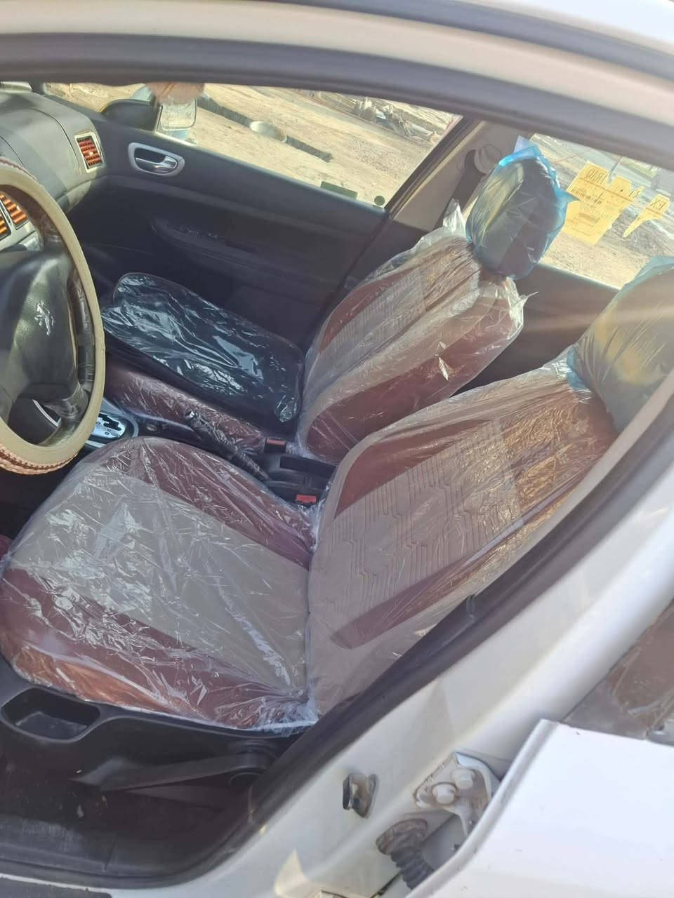 السلام عليكم
بيجو 2006/307 

بابل /قضاء المحاويل 

 رقم بابل الماني سنوية ٢٧ بأسمي 

💢سيارة بنت استعمال دوام 💢

كير ومحرك مكفولات 

تبريد ثلج جديد كامل 

كشرها ودواخلها نضيفة 

دوشما جديدة 

باتري وتايرات جدد 

مصبوغة حزام للجمالية 

والسيارة كدامكم والي يحب يجي يشوفها هلا بي 

السعر (٤٨ ورقة)  بيها مجال بسيط للشراي

للاستفسار
***********
