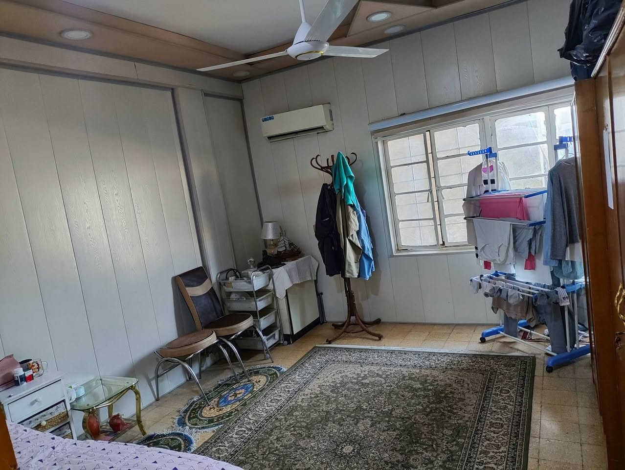 شقة سرقفلية للبيع.مساحة 140م. 4 غرف نوم و صالة و مطبخ وحمام ومخزن. للجادين الرجاء الاتصال على الرقم ***********.
