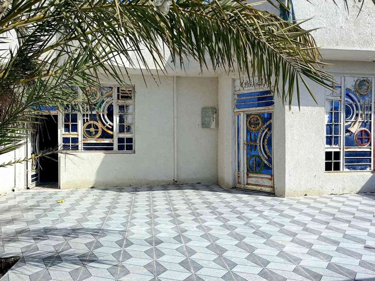 🏡 بيت للبيع – موقع مميز
📍 الموقع: نزلة نعيم للهاتف النقال
🚶‍♂️ يبعد 300 متر عن الشارع العام
🚗 يبعد 200 متر عن شارع السدة
📐 المساحة الكلية: 340 م²
🔹 يتكون من:
صالة واسعة
استقبال
غرف نوم عدد 2
حمام داخلي + حمام خارجي
🔹 مواصفات البناء:
بناء حديث
كهربائيات وماء ومجاري درجة أولى
واصلة جميع الخدمات (ماء + مجاري)
مطبخ سيراميك أرضية وجدران
🌳 المساحات الخارجية:
حوش خارجي بمساحة 75 م²
عدد 2 حديقة خارجية
البيت مرتب وجاهز للسكن 🌿
السعر 60 وبية مجال 
📞 للاستفسار والمعاينة يرجى التواصل على الخاص أو الاتصال على الرقم: (***********)
