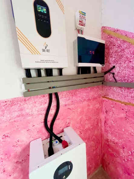 نبدأ بل صلاة على محمد وآل محمد 
💡💡💡💡💡💡💡💡💡💡
السلام عليكم 🫡 

في #الخالص  

2025/12/15

تم تجهيز وتنصيب منظومة في دار الأستاذ #ابو سيف  ..

منظومة 15 آمبير ليلي  و نهاري 20 امبير تم العمل من قبل مكتب #ضوء ديالى 

تكونت من ….

1- بطارية 🔋 ليثيوم فوسفات الحديد 15 كيلو واط نوع EVE عدد الدورات 8000 دورة  إصدار الحديث مع ربط BMS 💡

2- انفيرتر 🌞Day VOLT نضام 48 بقدرة 5.5 كيلو واط  هجين قابل للتطوير 25 آمبير وربط عل التوالي او التوازي حسب الحاجة مضاعفة عدد الامبيرات حسب الرغبة سنكل فيز او ثري فيز 

3-الواح عدد 10  قدرة الوح الواحد 620 w من 👇شركة  جينكو

4 -تم تركيب كافة القواطع الحمايه ال DC ول AC   والاسلاك المغلونة مخصصة لتحمل درجات الحرارة عالية 4 ملم .
تم استخدام الحديد المغلون مقاوم للصدأ لتثبيت لالواح  

#تم العمل من قبل مكتب #ضوء ديالى 

@الجميع #انتظرونا بعروض حصرية الجميع احجام منظومات  وبأنواعها  اسعار مناسبة مناسبة 💡🔋

أي استفسار خاص او عل الأرقام التالية:-

***********  
***********

🫡🫡💡
