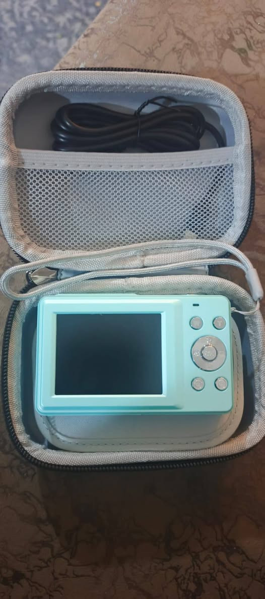 سلام عليكم هذه الكاميرا هي كاميرا رقمية مدمجة (Compact Digital Camera) من نوع "Point & Shoot".
الدقة: 44 ميجابكسل لتصوير الصور الثابتة.
تصوير الفيديو: تسجيل فيديو عالي الدقة بدقة 1080 بكسل.
التقريب: زووم رقمي يصل إلى 16 ضعفاً.
المميزات: شاشة LCD بحجم 2.4 بوصة، نظام تركيز تلقائي، وفلاش مدمج....... اكتبلي سعر وخذها


**إذا كنت صاحب هذا الإعلان وتريد حذفه لأي سبب، رجاءا أرسل رسالة إلى الدعم الفني**