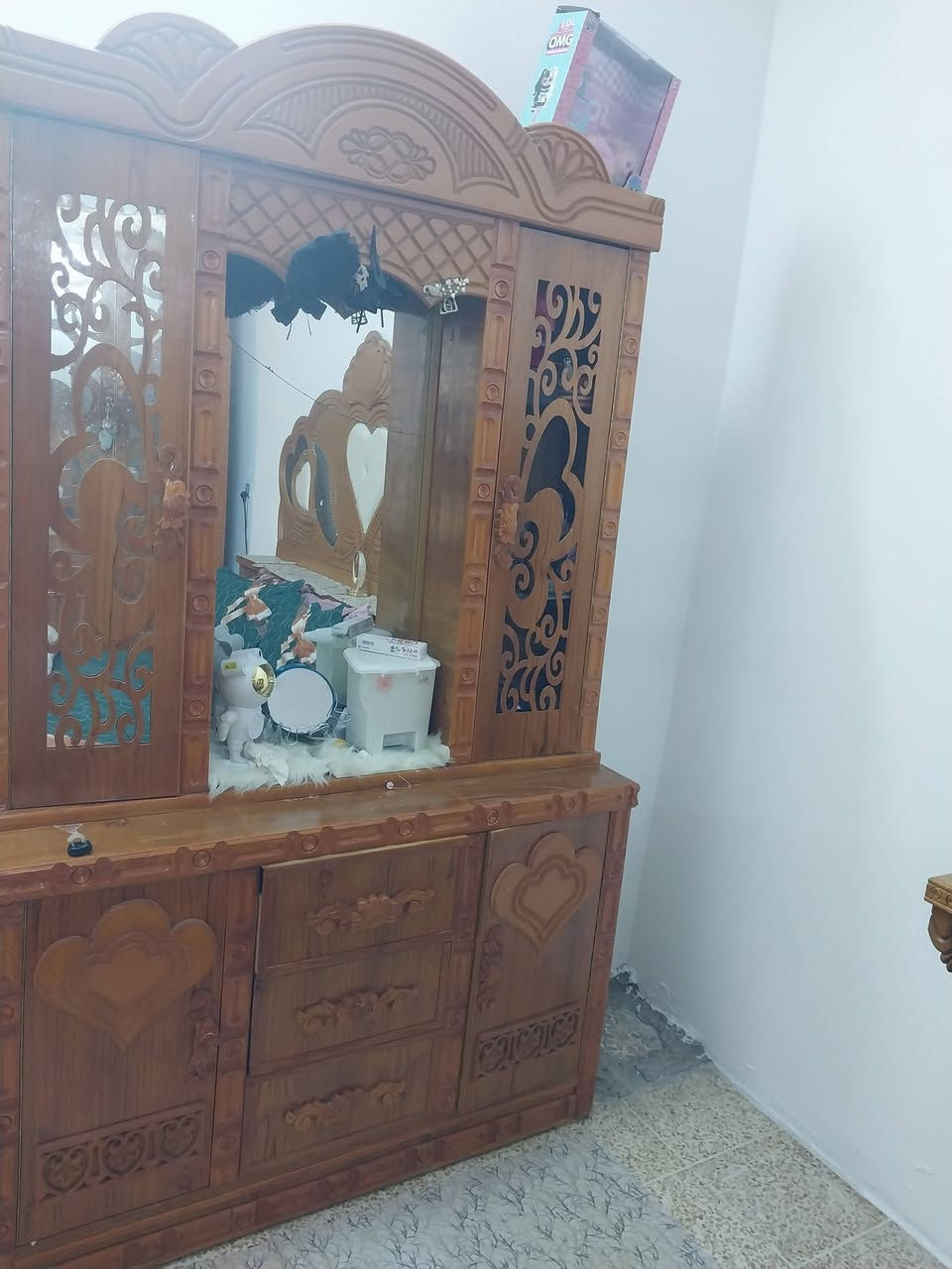 غرفه نوم نظيفه للبيع السعر 550 قفله العنوان حي القاهره الرقم اتصل يوجد واتساب.***********
