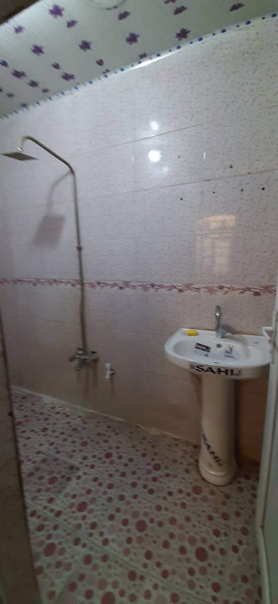 مشتمل طابق أول للايجار في كربلاء شهداء حي الموظفين خلف مجمعات الإنشائية و قريب من وجامعة كربلاء حي الموظفين 

يحتوي على 
غرفة نوم كبيرة 
صالة 
مطبخ 
صحيات 
مساحة من السطح (طارمة)

الخدمات 
خط مولد ذهبي 
سخان ماء 
تانكي ماء 

 يصلح لعائلة صغيرة 

الإيجار ٣٠٠ الف شهريا 

للتواصل *********** ابو حسن
