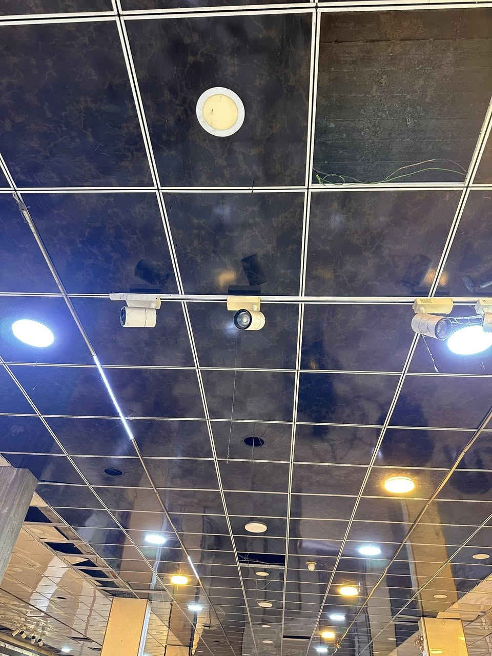 ترايش 80
60 وحده طولها مترين ونص
و20 طولهن تلاثه متر
وسقف ثانوي 750 قطعه
وكلوب لد كهربائيات
وموجود تغليف جدران ام دي اف
خفيف وثقيل كلش نظيف مال مول
ينباعن شلع سعر مناسب

***********
