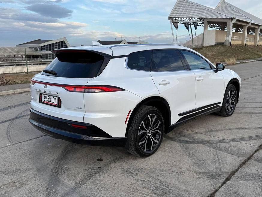 السيارة للبيع من جورجيا تبليسي العاصمة الجورجية 🇬🇪
تويوتا كراون سيجنيا: 2.5 موديل 2025
المسافة المقطوعة: 12الف 
السيارة بحالة ممتازة
 #بدون_ضرر 
السعرها من جورجيا 188ورقة 
نوع الهيكل: سيارة رياضية متعددة الاستخدامات، الحالة: جديدة، نوع المحرك: هجين، سعة المحرك: 2.5 لتر، الدفع: رباعي، عدد الأبواب: 4/5، عدد المقاعد: 4-5، اللون الخارجي: أبيض

ناقل الحركة:  أوتوماتيكي، عجلة قيادة: يسار، مشغل هيدروليكي، نظام منع انغلاق المكابح (ABS)، نظام التحكم الإلكتروني بالثبات (ESP)، أكثر من 6 وسائد هوائية، قفل مركزي، نظام إنذار، مانع تشغيل المحرك، نوافذ كهربائية، مقاعد جلدية، مقاعد مدفأة، مكيف هواء، نظام تحكم مناخي ثنائي المناطق، الخامة: جلد، اللون: أسود، نظام ملاحة، كمبيوتر رحلات، مثبت سرعة، عجلات معدنية، مصابيح زينون أمامية، 4 أسطوانات، كاميرا خلفية


**إذا كنت صاحب هذا الإعلان وتريد حذفه لأي سبب، رجاءا أرسل رسالة إلى الدعم الفني**