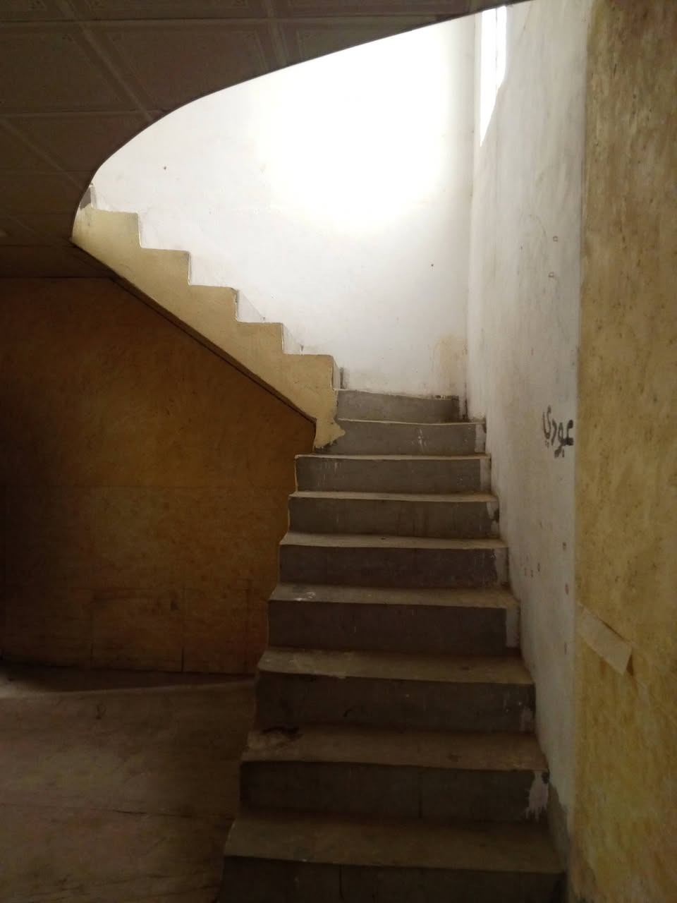 دار للايجار ١٢٠ م غرفه نوم صاله مطبخ حمامات تخاريج استقبال 
عايز فقط كاشي الدار نضيف قريب من شارع 
مقابل جوهره العرب 
شارع المطار السايدين ***********
ايجار 200 قفل
