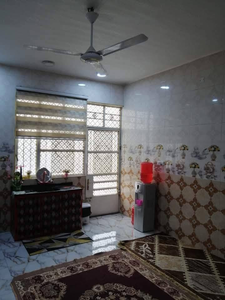 سلام عليكم بيت مساحه 500م البناء 120م مي  ماكو بس تناكر مكانه كرغوليه سده جبور شارع التكيه سعر خاص ***********.    ***********
