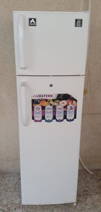 ثلاجه للبيع مستعجل عليه نضيفه كلشي مابيه سعره 140 وبيه مجال اتصل عليه ...