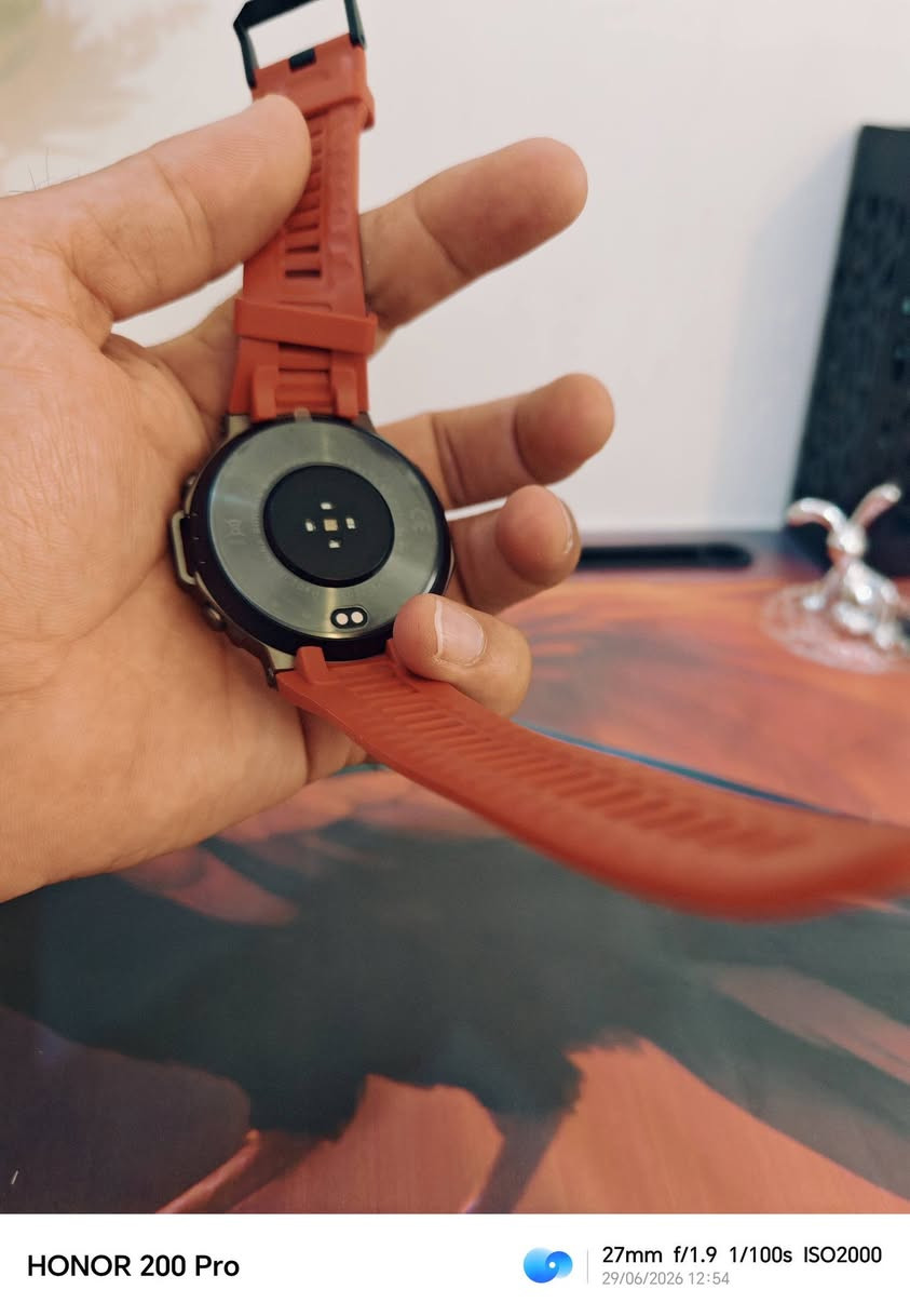 تتمثل المواصفات الأساسية لهذه الساعة فيما يلي:

الشاشة والتصميم

نوع الشاشة: AMOLED دائرية فائقة الوضوح بحجم 1.43 بوصة.

الدقة: 466 × 466 بكسل، مما يوفر ألواناً زاهية وسطوعاً قوياً.

الحماية: زجاج Corning® Gorilla® Glass 3.

مقاومة الماء: تصنيف 5ATM (حتى عمق 50 متراً)، وهي مناسبة للسباحة. [1, 2, 3, 4, 5]

المميزات التقنية والرياضية

المعالج: ATS3085L.

نظام التحديد العالمي (GPS): مدمج يدعم أنظمة متعددة (6 أقمار صناعية) وتتبع المسارات بدقة دون الحاجة للهاتف.

الأوضاع الرياضية: تدعم أكثر من 170 وضعاً رياضياً، مع خاصية التعرف التلقائي على 6 أنواع من الأنشطة (مثل المشي والجري).

الاتصال: تدعم إجراء واستقبال المكالمات عبر البلوتوث (نسخة 5.3) وتلقي الإشعارات. [1, 2, 3, 4, 5, 7]

البطارية والحساسات

البطارية: بسعة 500 مللي أمبير، تدوم عادة من 5 إلى 10 أيام حسب الاستخدام.

المراقبة الصحية: حساسات لنبضات القلب، قياس الأكسجين في الدم (SpO2)، ومراقبة النوم والضغط النفسي.

أدوات خارجية: بوصلة مدمجة، مقياس للارتفاع، ومقياس للضغط الجوي. [, 2, 3]

تعمل الساعة من خلال تطبيق GloryFitPro وتتوافق مع أنظمة أندرويد (6.0 فما فوق) وiOS (12.0 فما فوق

تُظهر الصورة ساعة DM58 GPS الرياضية المتينة (المعروفة أيضاً بأسماء تجارية مثل Sekoda أو Saiga أو Guhuavmi)، وهي ساعة ذكية مخصصة للاستخدامات الخارجية والرياضية الشاقة. [1, 2, 3]
السعر 60الف شامل التوصيل


**إذا كنت صاحب هذا الإعلان وتريد حذفه لأي سبب، رجاءا أرسل رسالة إلى الدعم الفني**