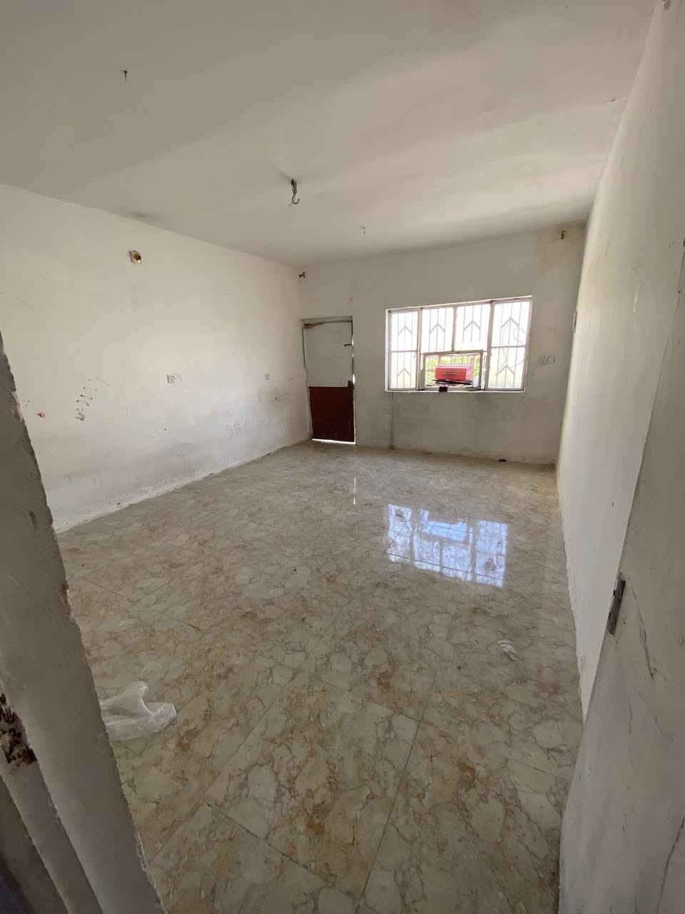 بيت الايجار  كراج ستقابل مطبخ كبير منور وغرفتين صحيات داخلي و خارجي استفسار ***********
