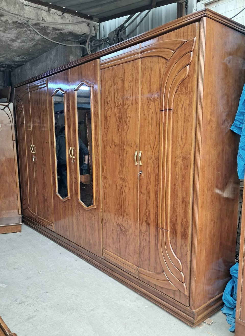 غرفه نوم ست أبواب ملحق داخلي داخل وخارج صاج ارتفاع الكنتور مترين و30 الغرفه تسكام فول بمعني الكلمه انتيكه شغلها واحد عل واحد اي استفسار خاص او الاتصال 
***********
***********واتساب
