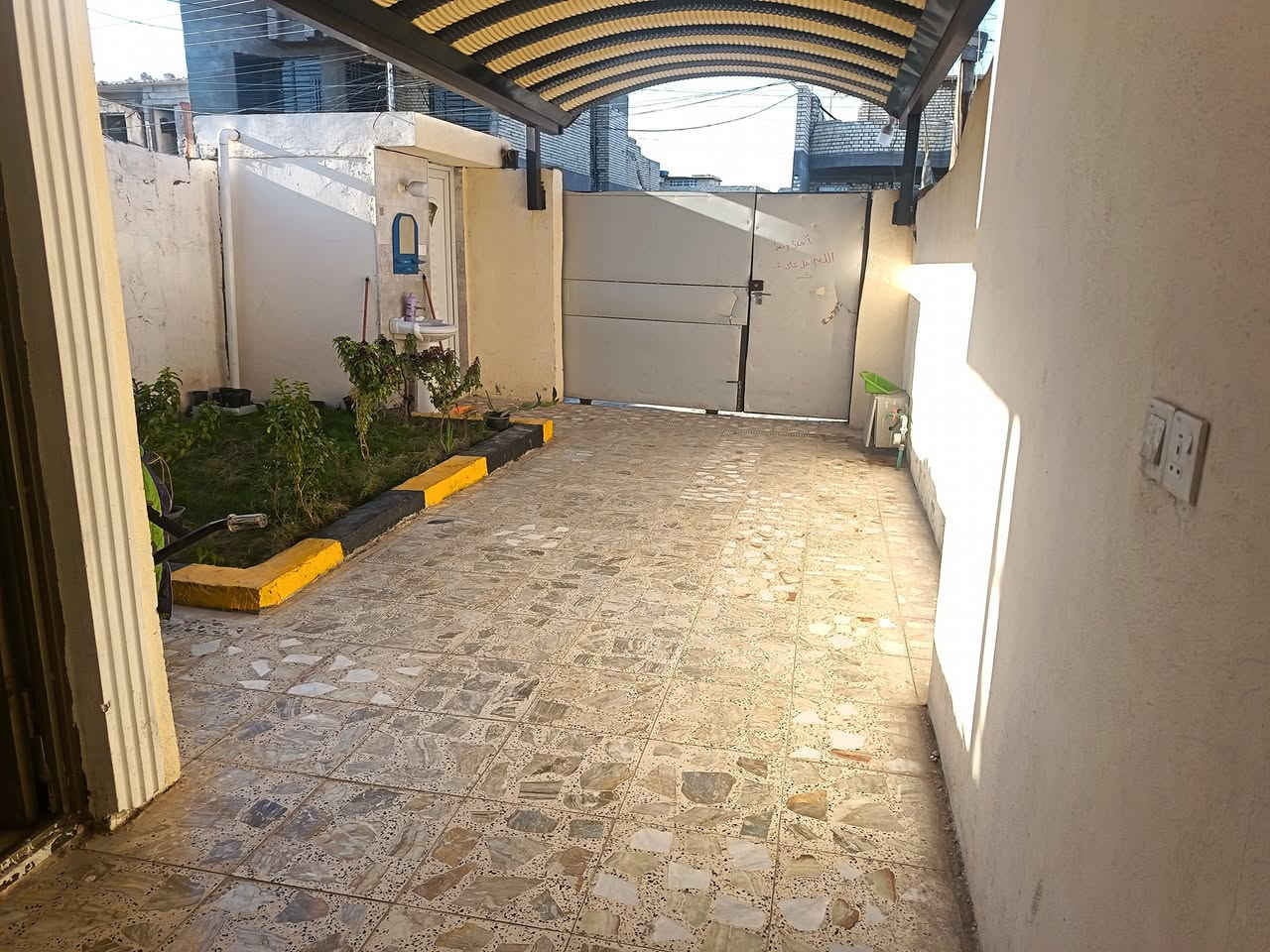 السلام عليكم بيت للبيع فقط مساحته 150م البيت مجاري ماء كهرباء تبليط كامله غرفتين نوم صاله مطبخ منور حمام ترك استقبال حديقه طرمه البيت كامل بناء حديث 2025 السعر 90وبي مجال العنوان بغداد جسر ديالى القديم شارع سيد مجيد *********** رجاء مامتواجد خاص
