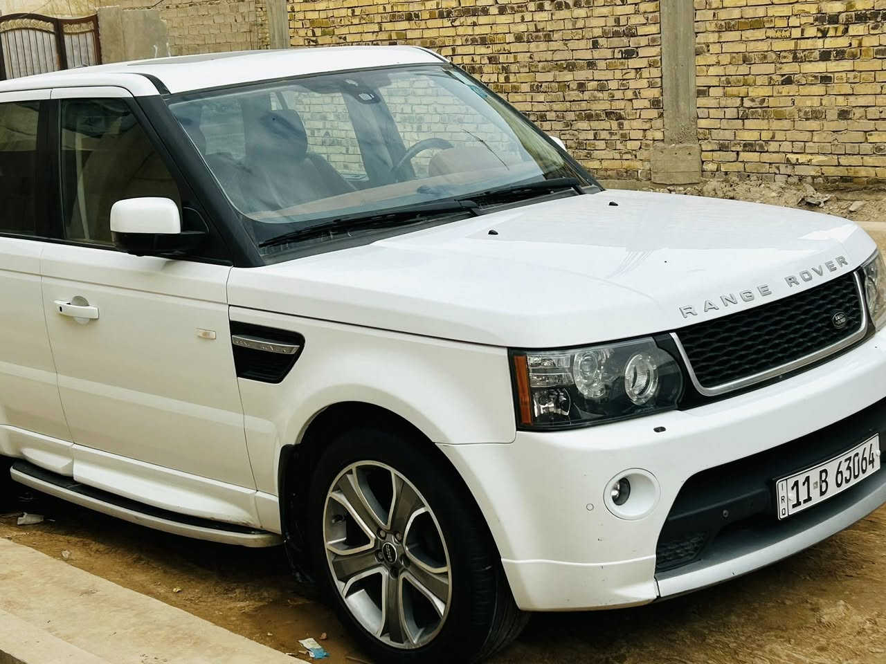 السلام وعليكم رانج روفر موديل 2013  رقم بغداد جديد سعره(160))ورقه خليجي وكالة سردار
بيع او مراوس حسب القناعه 

فول مواصفات

مكينه 8 سلندر عادي بدون سوبر المرغوب

ماشيه 83الف حقيقي 

مكينه وكير شغل وين ميعجبك اطلع وفحص جديده بمعنه الكلمه 

كامله من كلشي 

فتحة سقف بصمة 

تشغيل وبصمة ابواب 

جكات تصعد وتنزل 

كشنات كهرباء تدفئه وتبريد وكشنات جلد  

رادارات وخلفي دمام صوت هارمن كاردن متكامل  زراق لايت جنطة كهرباء  ثلاجة شاشه كبيره نقاط عمياء وضعيات قياده متعدده  تحكم ستيرن جهتين شفتات ستيرن حساسات امامي خلفي مثبت سرعه السياره جديدة بمعنى الكلمة 

مكاني بابل 

الاستفسار ‭0772 190 5096
