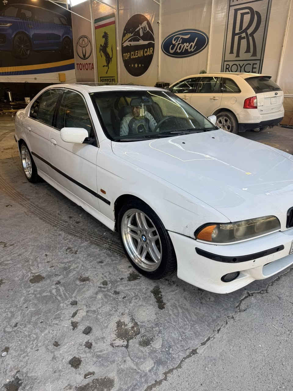 بي ام دبليو صقر E39 موديل 1999
مكينة 6 سلندر فول مواصفات

السيارة نظيفة جداً
ويل m
دركه m
داخل جلد 
كراسي كهربائي 
سياره كامله مكمله 98ورقه وبيه مجال للطيبين 
***********
