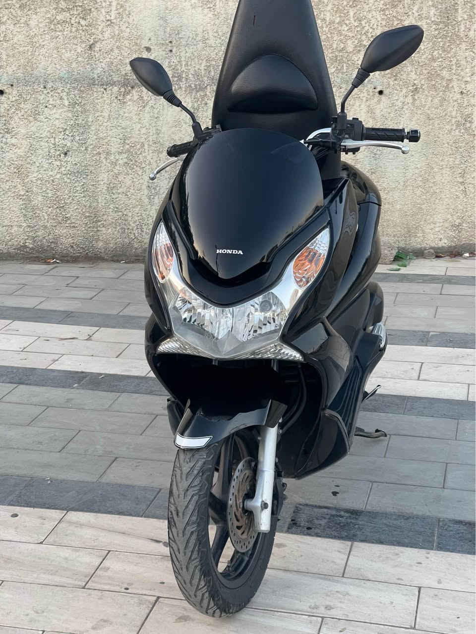 السلام عليكم للبيع دراجه pcxجيل الاول  دراجة مال رمبه ماخذها رمبه الدراجه وأعلى ايدي حجم مكينه 150ياباني الاصلي دراجه جديده مال جناي وعلئ ايدي لون مميز 
ياباني الاصلي دراجه كامله أستان كهربائي تدفئه بل يدات حساس ازدحام سويجات ٢حرف Aدراجه جديده الدراجه مكينه لوك شلعه معدل خير من اللّٰه دراجه تكول جديده بمعنئ الكلمه واحلا من الصور مال جناي المكان بغداد دراجة مكفوله اي نقص مابيه السعر ١٦٠٠ 
وبيها مجال بسيط  
اي استفسار*********** بغداد, العراق
