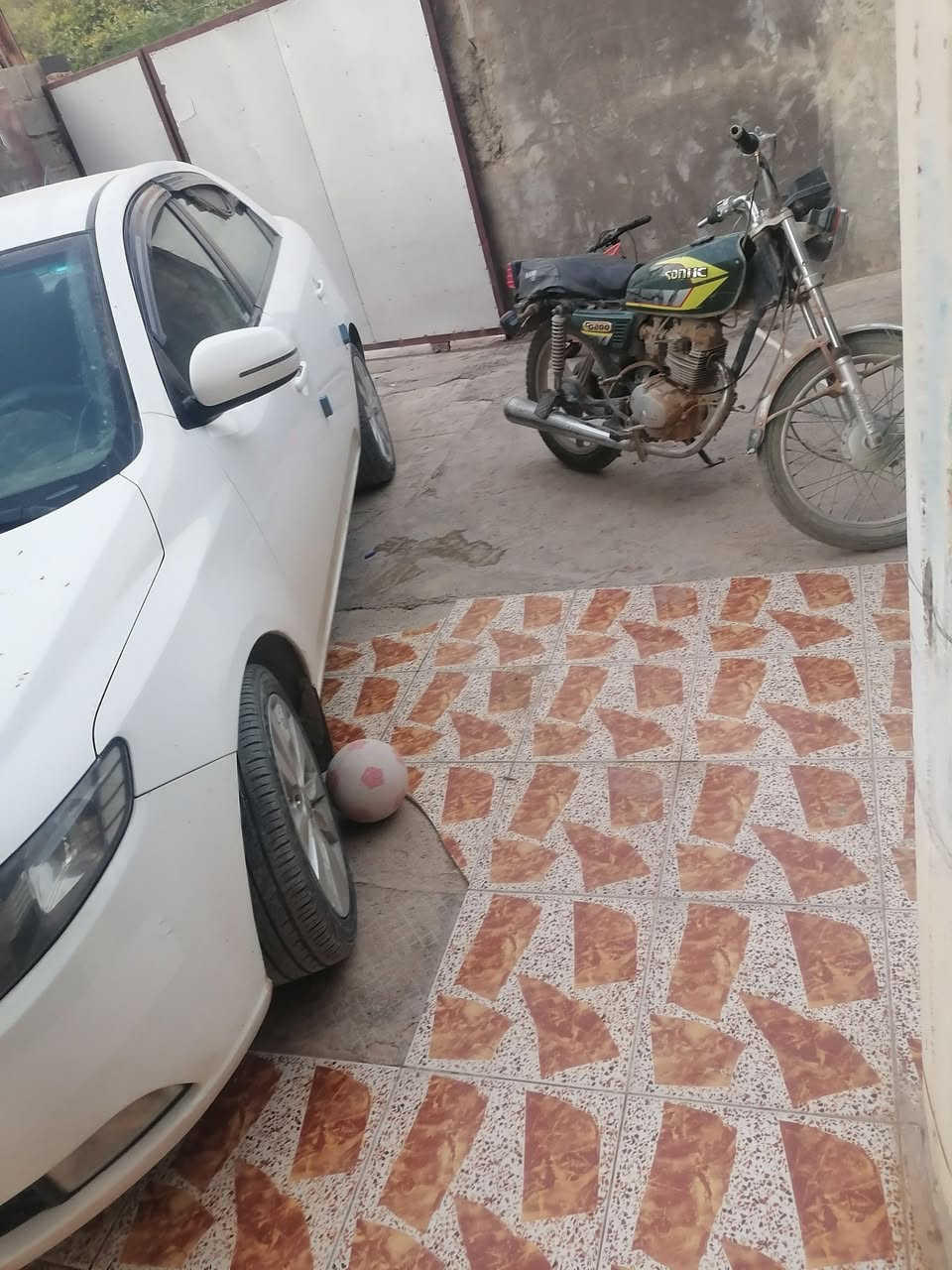 السلام عليكم سيراتو 2011 رقم أربيل كير محرك كفاله حساسات خلفيه مري شفط مع اشاير بالمري السيارة بيها قطعتين صبغ بدون دواخل رقم أربيل الجديد سنوية لل2029 بيع أو مراوس حسب القناعه  السعر 97 وبيها مجال مكاني ديالى الخالص الرقم ***********
