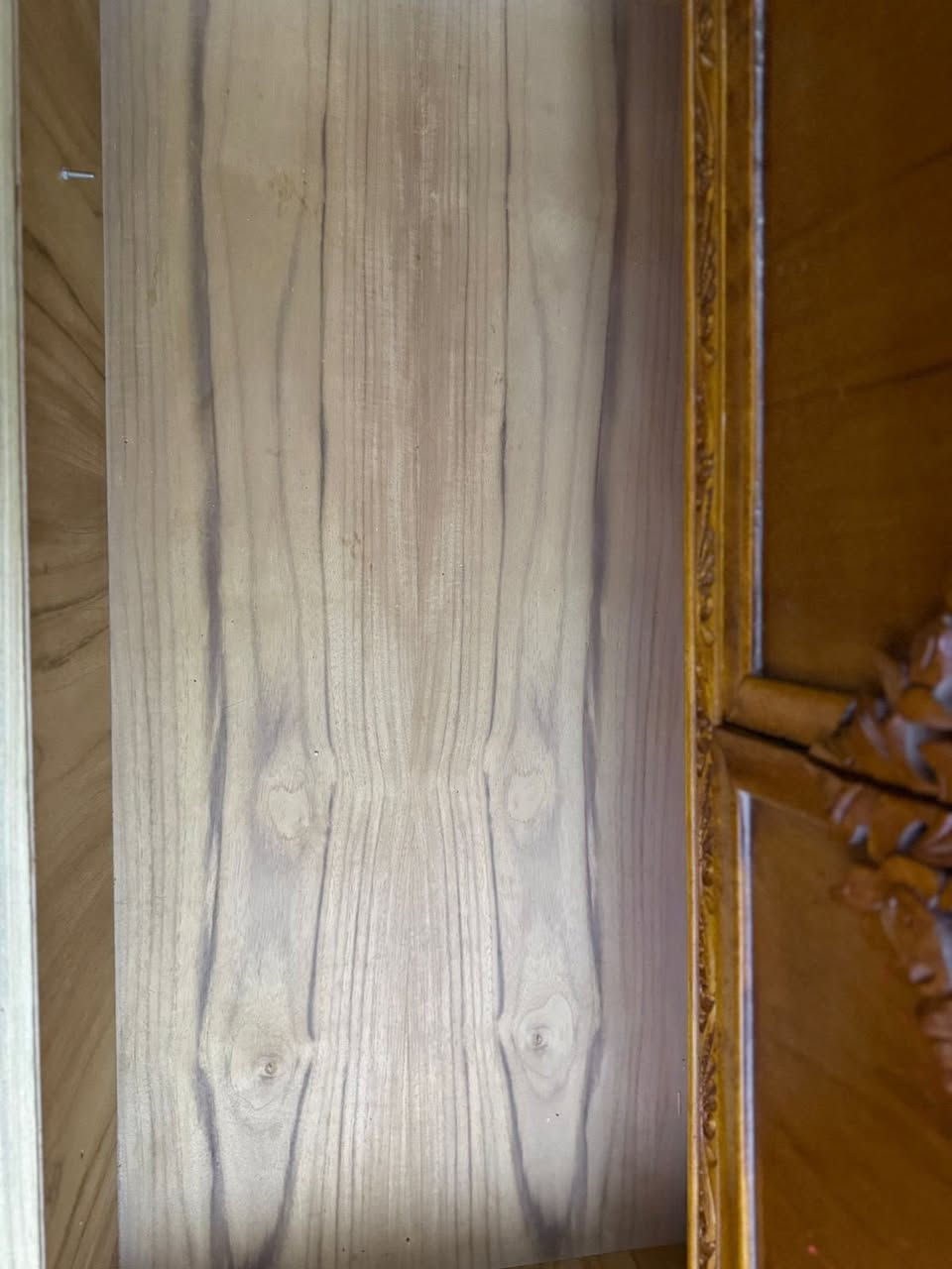 لسلام عليكم غرفة للبيع  جديدة جداً للتواصل ***********
