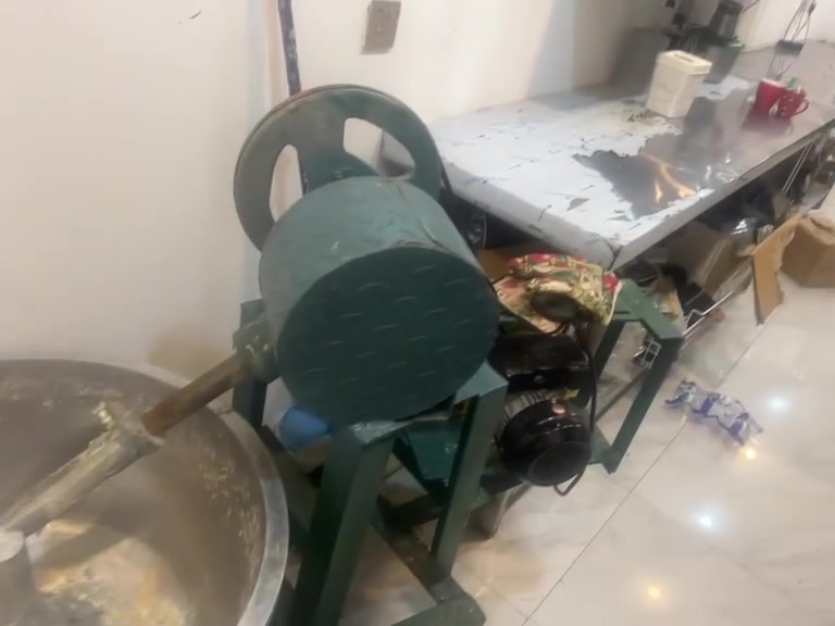 السلام عليكم يوجد هذه الغراض للبيع  الله شاهد جميع الغراض جديده وصور تحكم المكان بغداد الاعظمية 
رقم 📞 ***********

