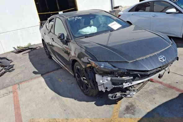 السلام عليكم ورحمة وبركاته من رخصة الأدمن والأعضاء المحترمين كامري موديل ٢٥ موعد وصولها نهاية شهر ال١٢ انشالله وياها لايت اصلي مشتريلها فقط السعر واصل عمان ب١٩٥ ***********
